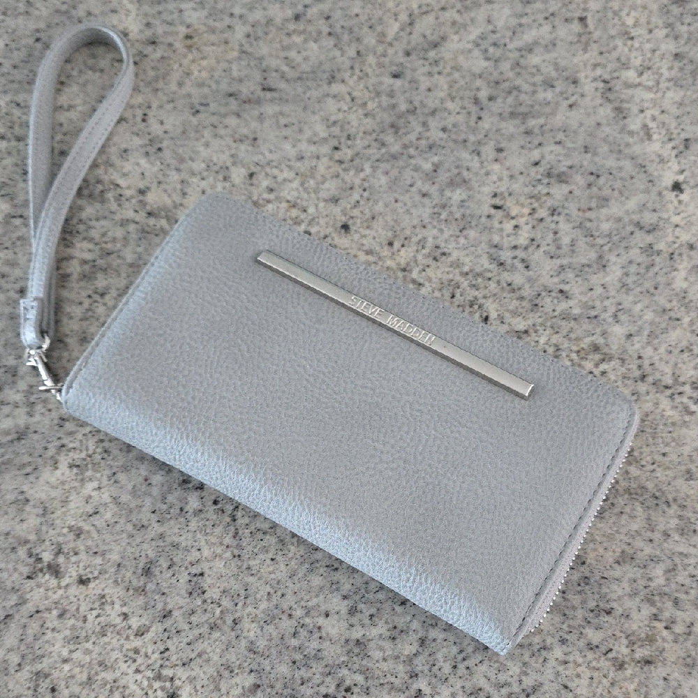 Steve Madden Light Gray Wristlet Wallet